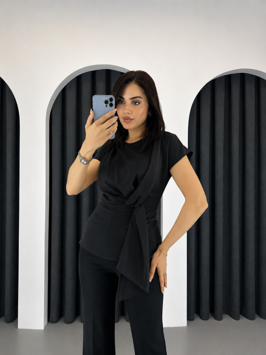 بلوزة نسائية أنيقة بأكمام قصيرة مع تفصيلة ربطة أمامية جانبية - صورة 2